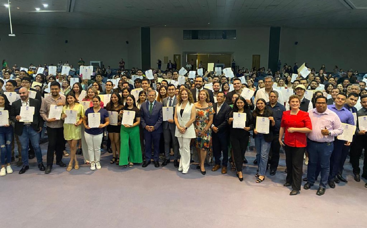 Entrega de reconocimientos el UAdeC, Unidad Torreón. (cortesía)