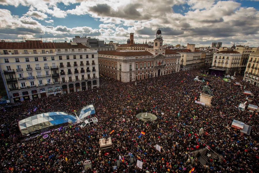 Gente reunida en la Puerta del Sol de Madrid durante un mitin de Unidas Podemos | AP