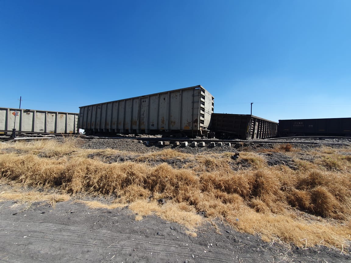 Dos locomotoras y doce de 70 vagones se descarrilaron tras un accidente. (Juan Carlos Munguía)