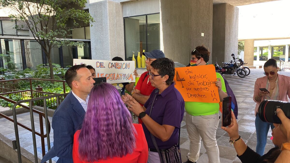 Movimiento por la Igualdad protestó y encaró a diputados del PAN y del PRI de Nuevo León. Foto: Kevin Recio