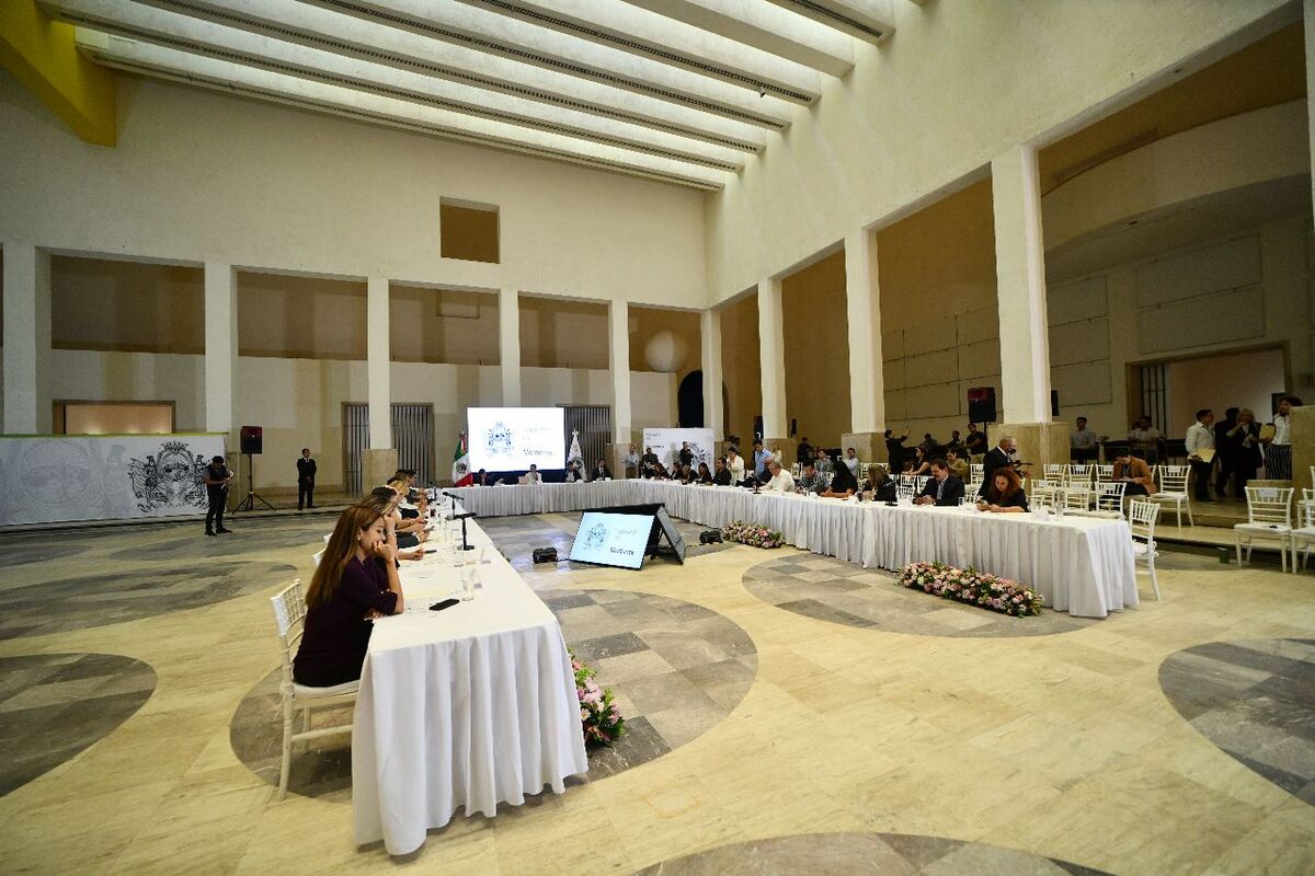 En esta ocasión la presea fue entregada a tres jóvenes y dos personas más con experiencia en el tema de emprendimiento. Foto: Raúl Palacios