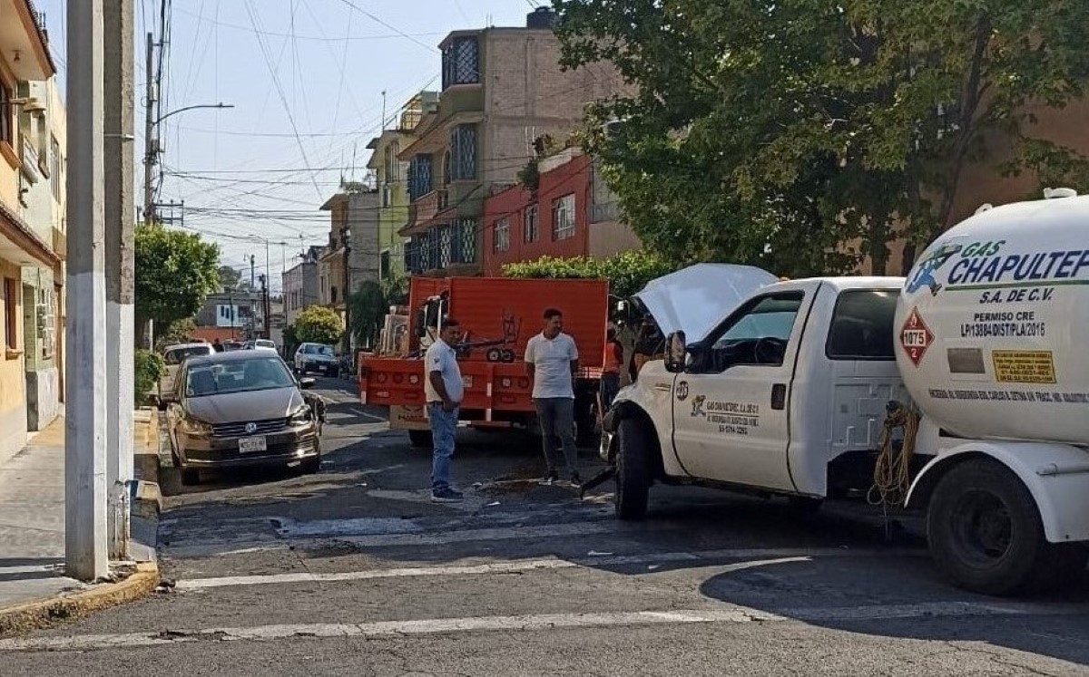 La pipa de gas chocó con dos autos estacionados en la GAM. | Enrique Luna