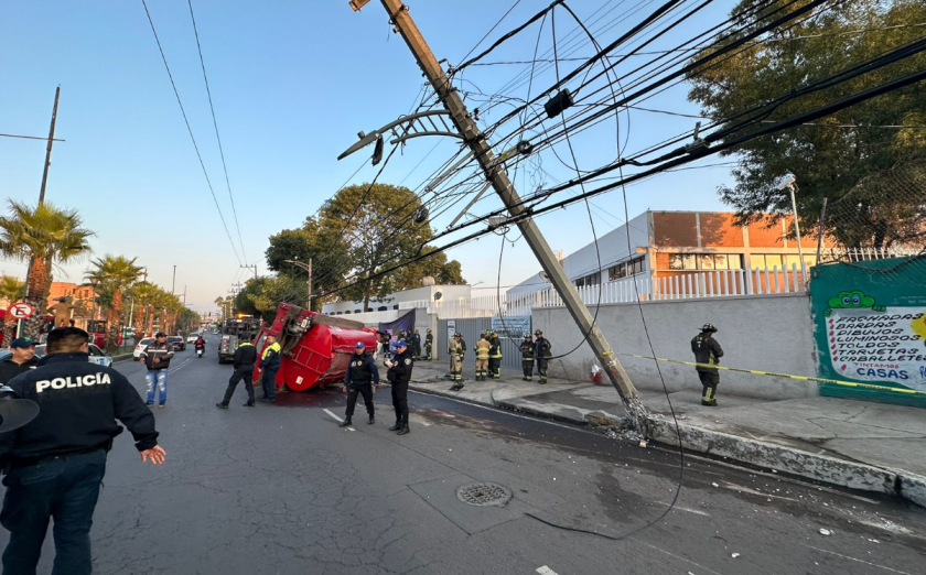 Pipa perteneciente al heroico cuerpo de bomberos volcada a un par de metros del poste dañado (Ramón Ramírez)