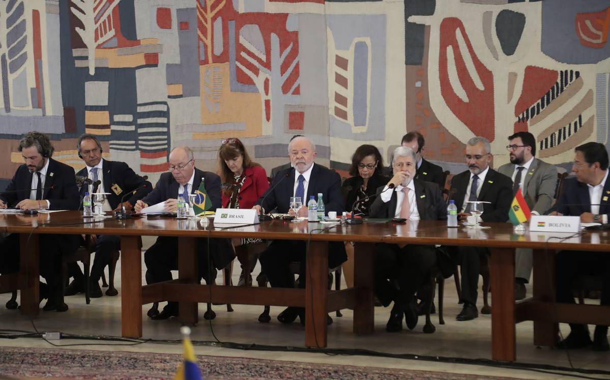 Reunión de mandatarios de países miembros de Unasur. Foto: (AP).