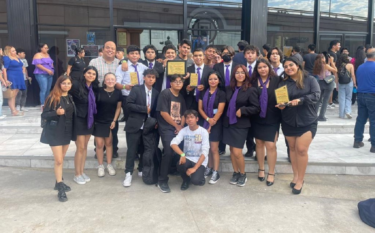 Rondalla del Cetis 59 junto a Gustavo Alcalá Wong, subdirector