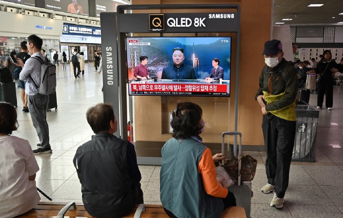 Transmisión del líder de Corea del Norte, Kim Jong Un, sobre el cohete espacial (AFP)