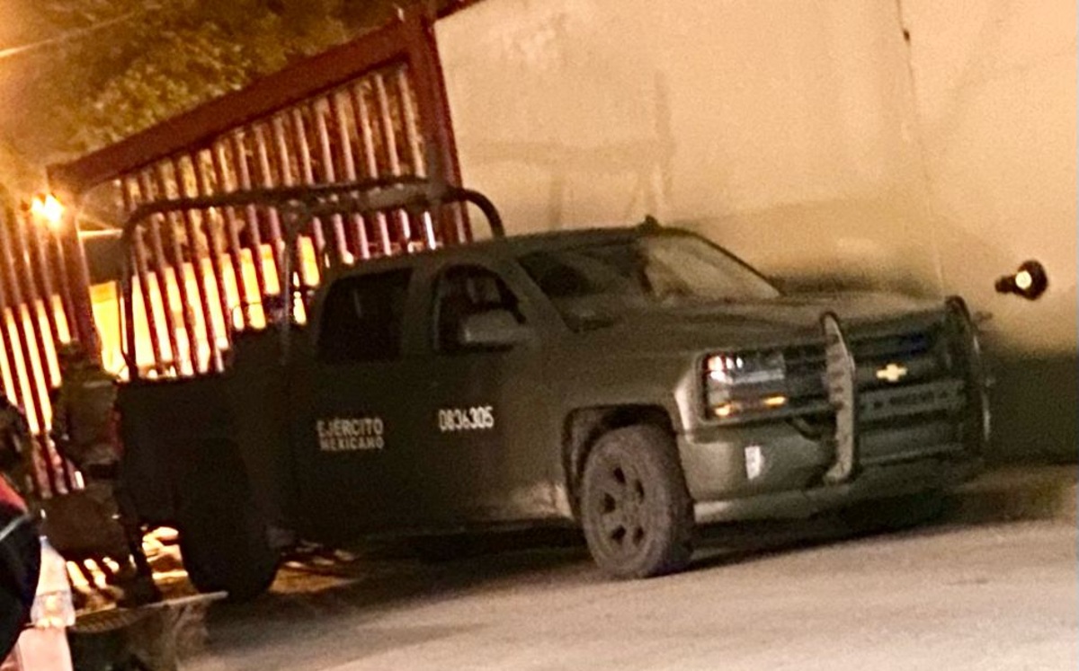 Un vehículo del Ejército volcó durante una persecución en Tamuín, SLP.| Especial