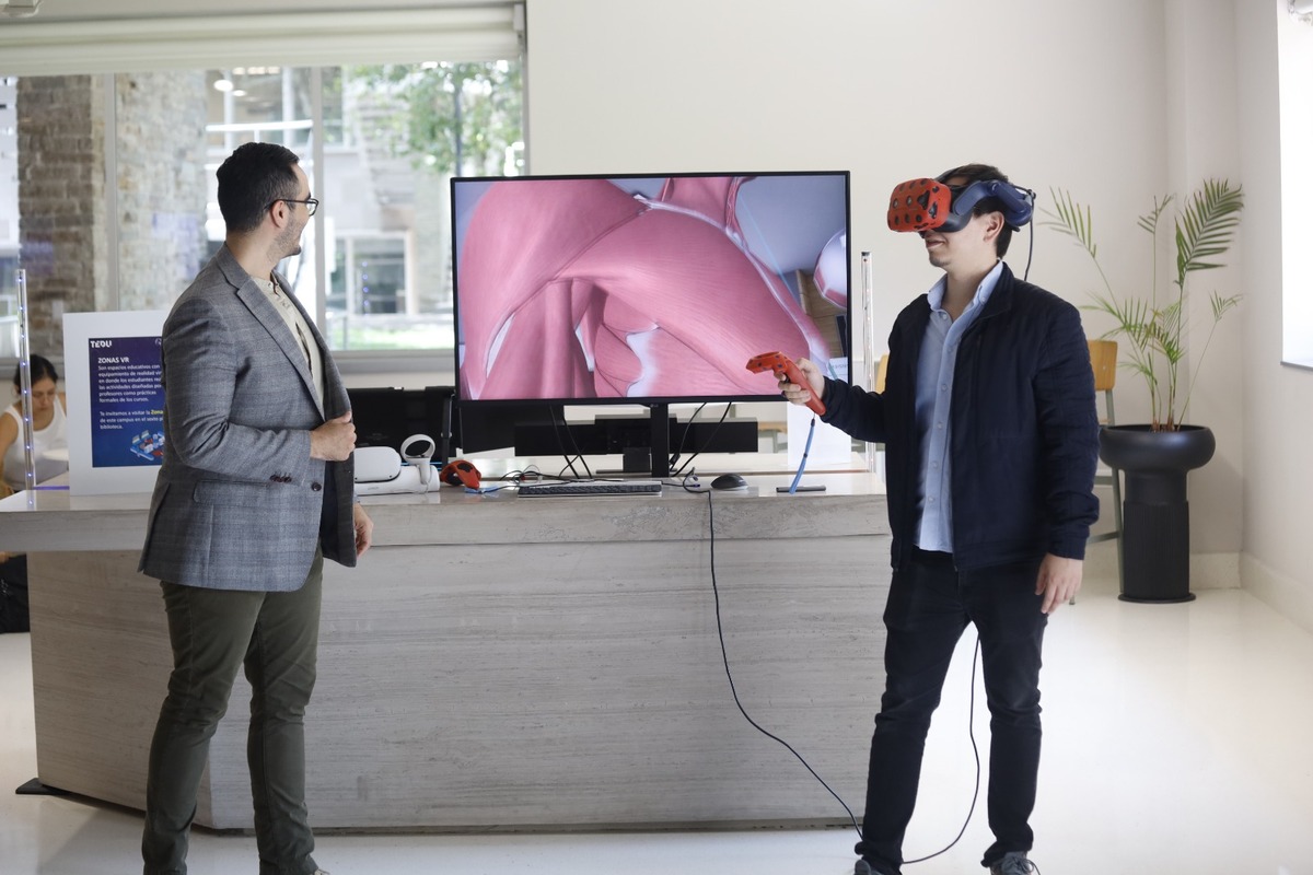 En la zona VR con el uso de lentes de realidad virtual se podía estar frente al cuerpo humano, estudiarlo y retirarle órganos. Jorge López