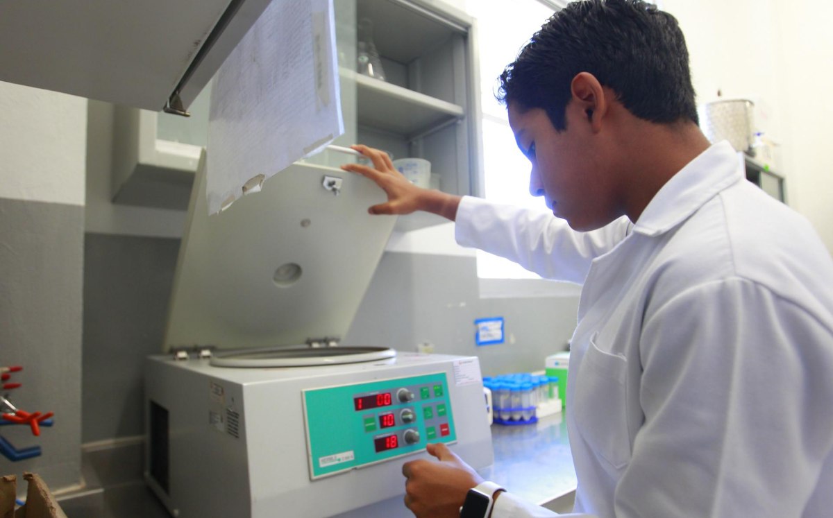 adolescente en México concluyó una maestría en biología molecular | EFE