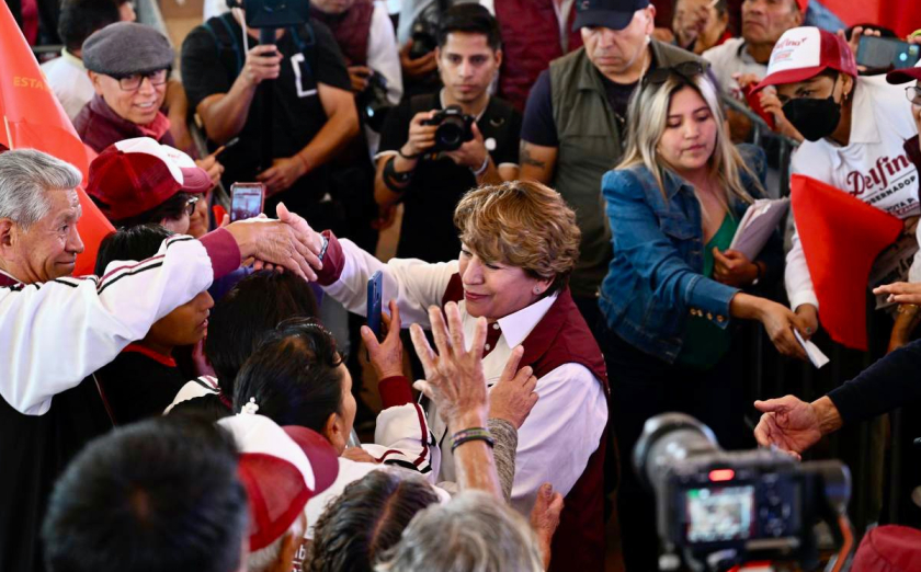 Delfina Gómez saluda a simpatizantes durante uno de sus mítines (Especial)