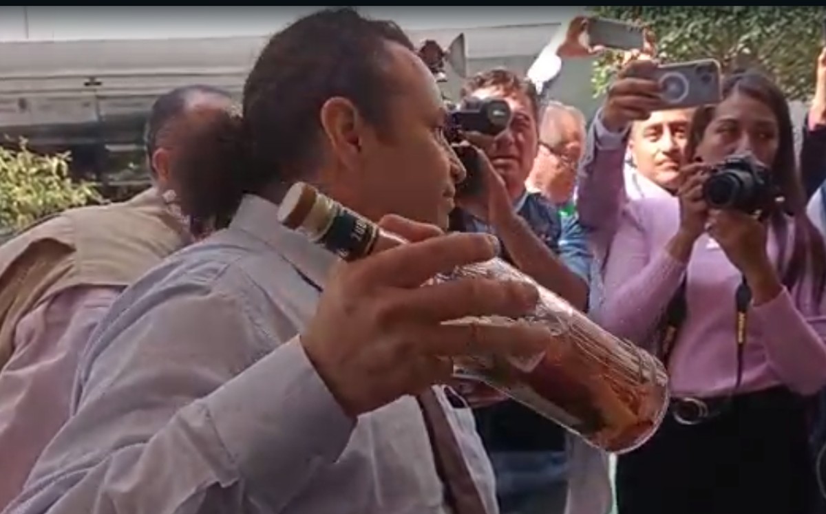 Diputado de Morena mete botella de Vodka al Senado; es una infusión, responde. | Gaspar Vela