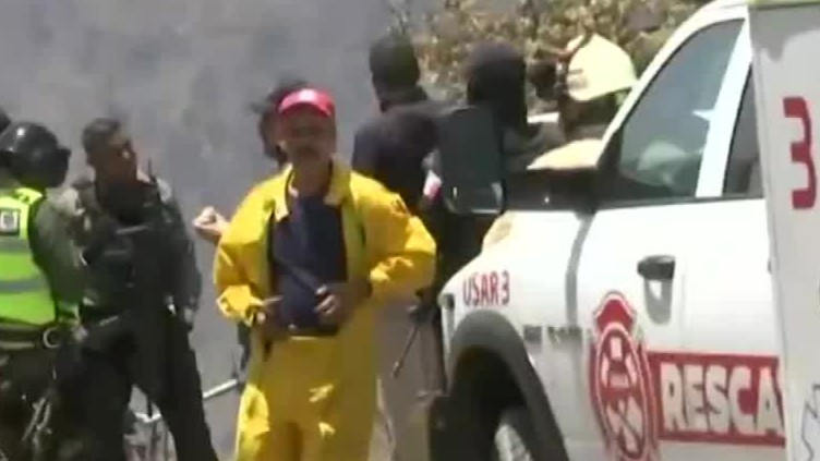 Familiares de desaparecidos salen de reunión en la Fiscalía de Jalisco en Zapopan