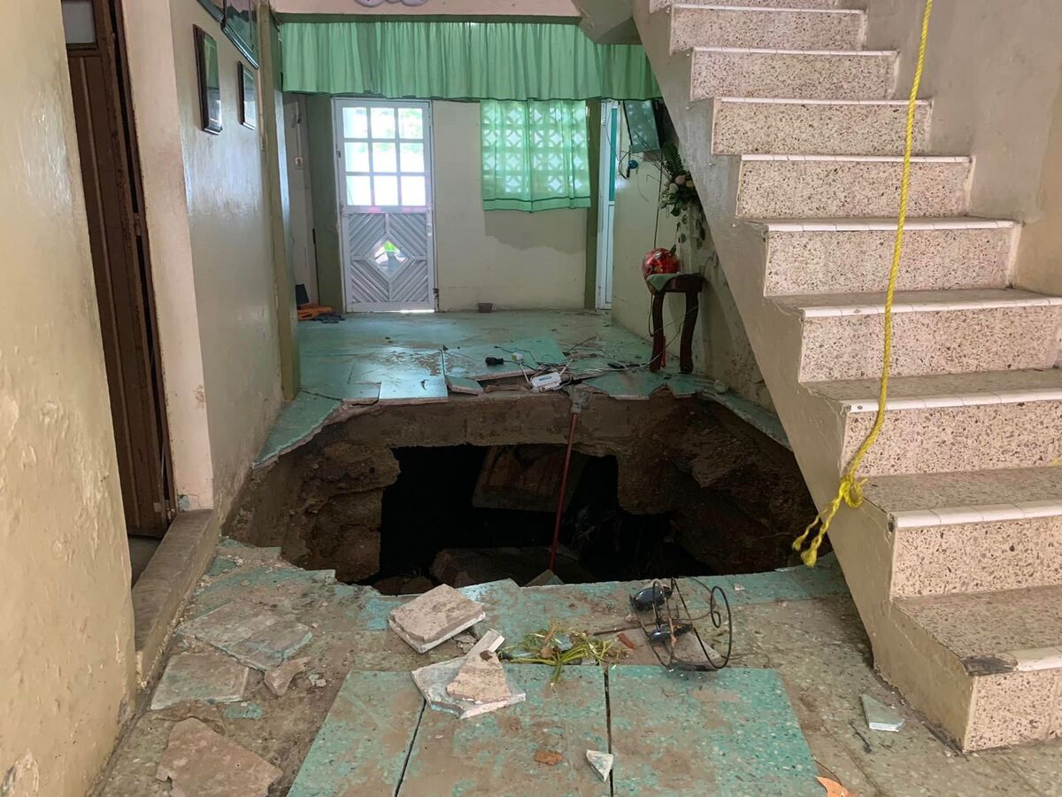 Se forma gigante socavón adentro de casa en Veracruz