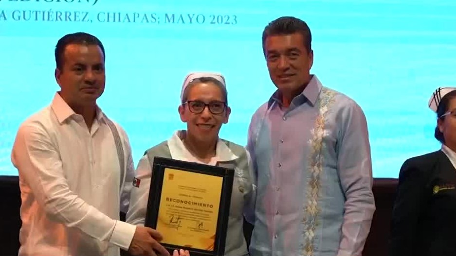 Gobernador de Chiapas entrega medalla al mérito a enfermería 2023