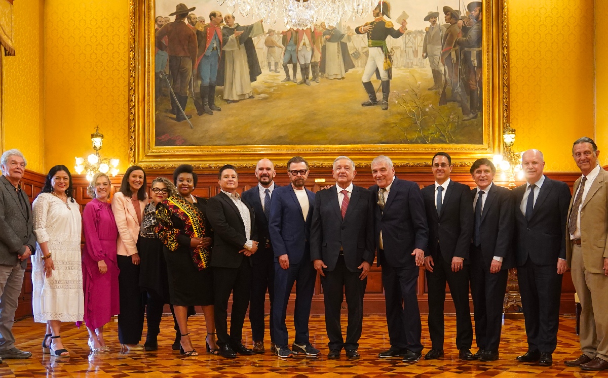 El mandatario se reunió con vrios compositores mexicanos. | @lopezobrador_
