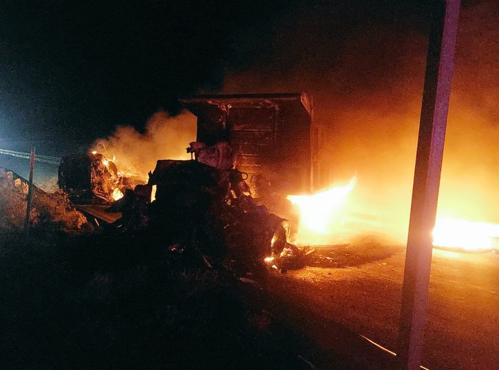 Queman vehículos y camiones en carretera de Teocaltiche a Jalostotitlán. (ESPECIAL)
