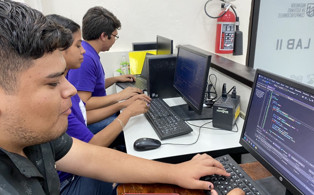 Alumnos en el ITS San Pedro Contest. (cortesía)