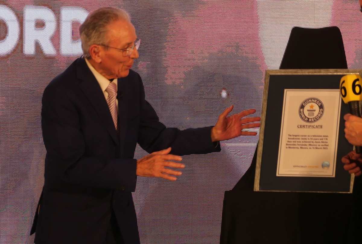 El arqui celebró junto con parte de la familia Multimedios sus reconocimientos. Foto: Roberto Alanís