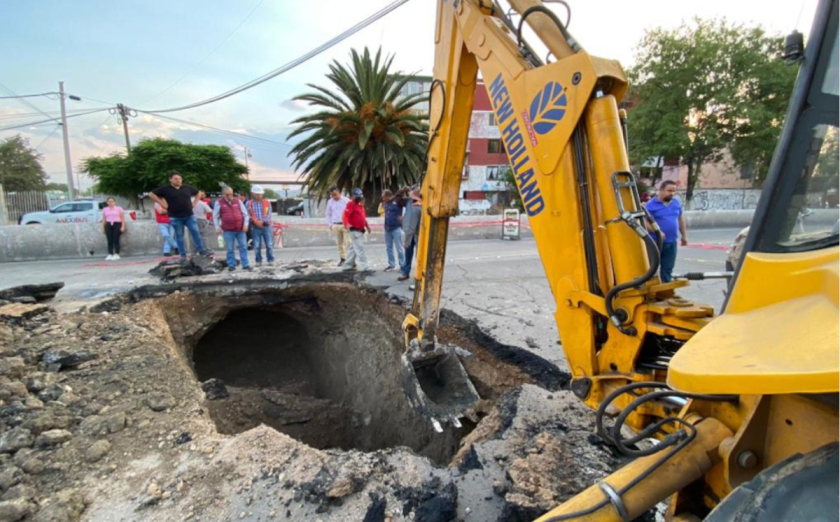 Autoridades y maquinaria pesada realizan actividades para abrir la circulación sobre avenida Primero de Mayo, Ecatepec (Especial)
