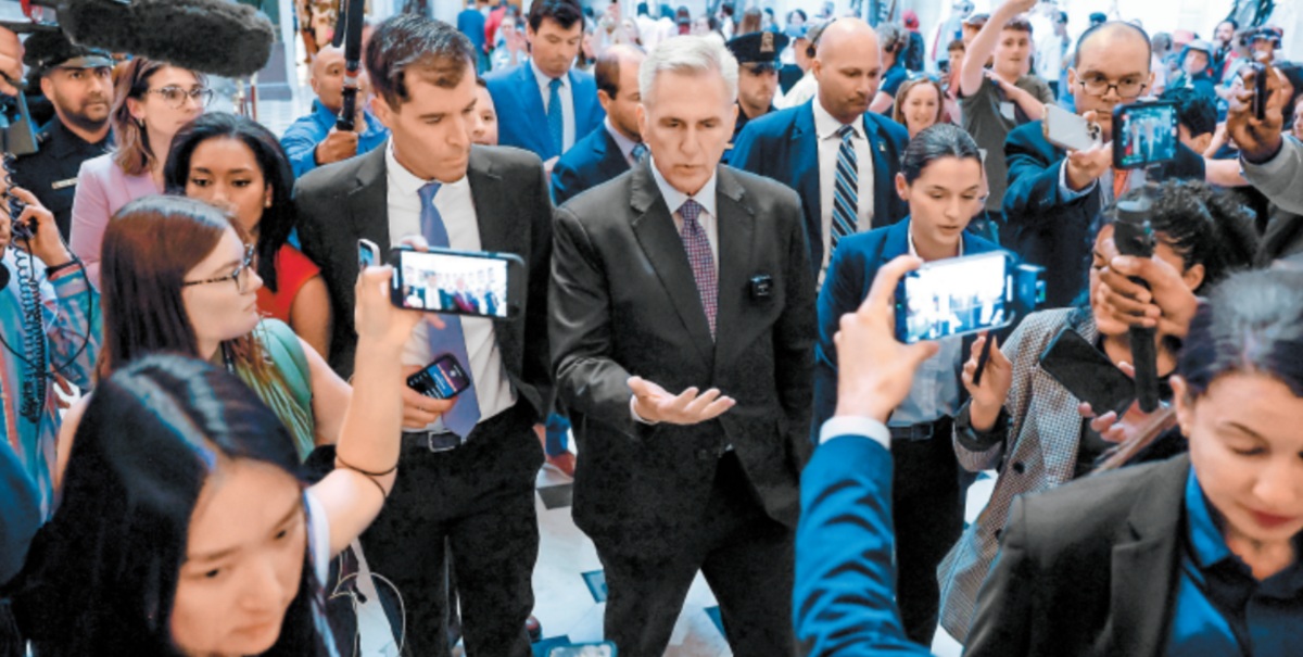 El congresista habla con periodistas tras emitir su sufragio en el Capitolio. JONATHAN ERNST/REUTERS