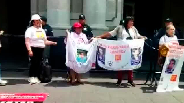 Madres de reos se encadenan a las vallas de Palacio de Gobierno en Edomex