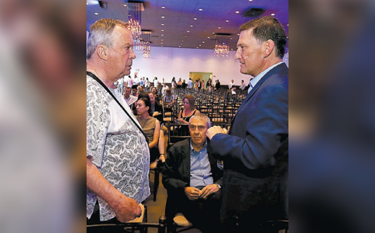 El ex munícipe panista dialoga con Antonio Elosúa y al fondo, el ex presidente de Tigres, Alejandro Rodríguez. R. ALANÍS