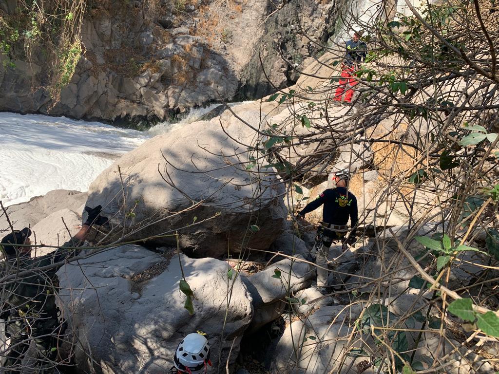 Personal aerotáctico del helicóptero Zeus de Guadalajara rescató a las dos personas. (Cortesía)
