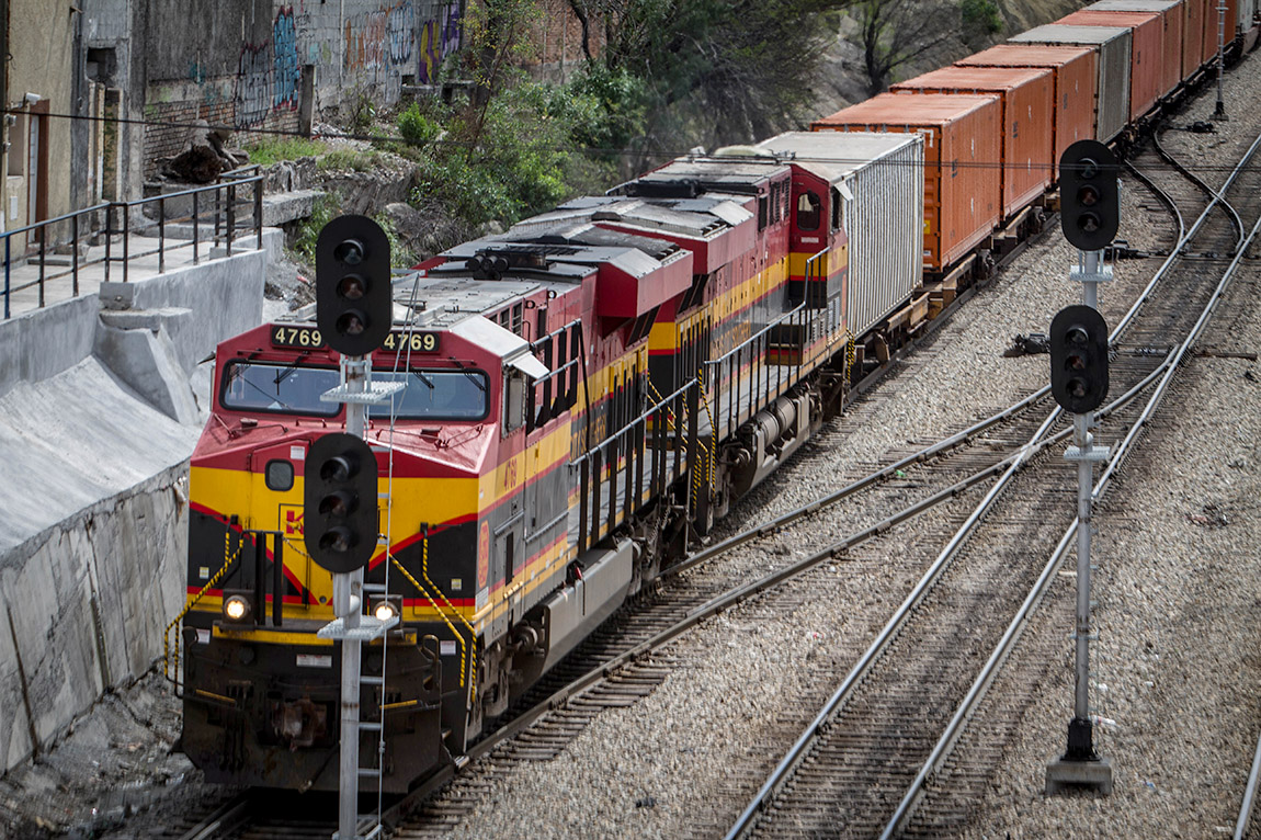 El rescate de una vía del ferrocarril en una región estratégica. |  Javier Garcia