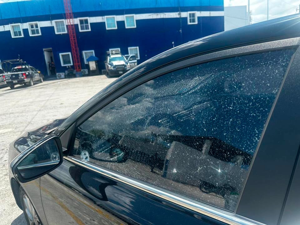 El taxista fue denunciado de golpear y causar daños a la ventana del vehículo. | Especial