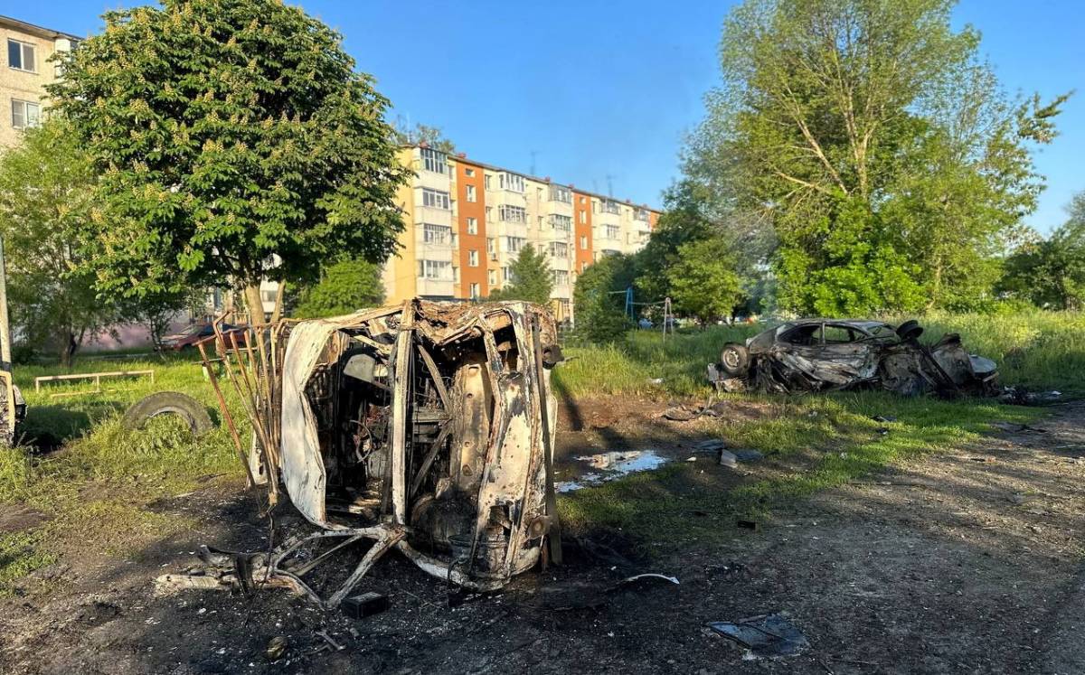 Vehículos destrozados por bombardeo en Shebekino, Belgorod. Foto: (Reuters).