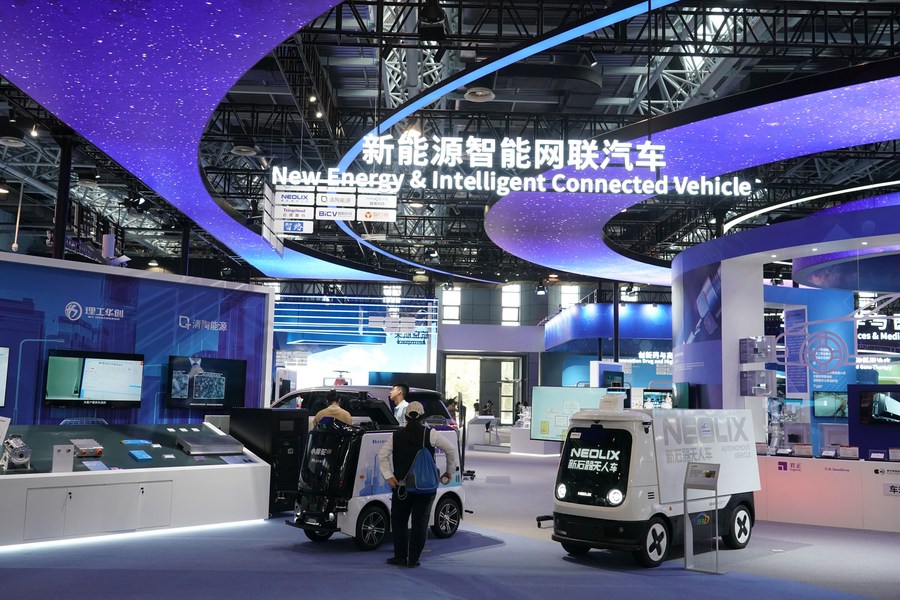 Vehículos de energía nueva y conectados inteligentemente en el centro de exposiciones de Zhongguancun en Beijing, el 23 de mayo de 2023. (Xinhua)