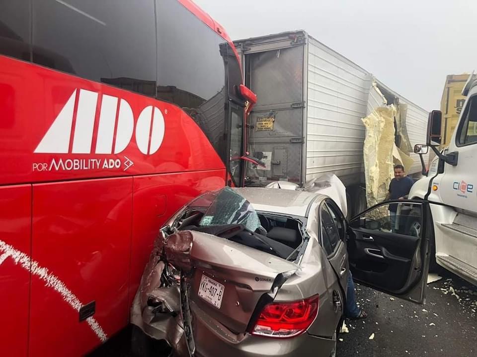 Accidente múltiple en Xalapa deja heridos.