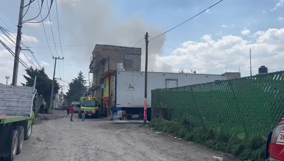 Almacén de plásticos se incendia en Toluca, Edomex