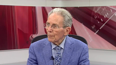 El arquitecto Héctor Benavides muestra su emoción por su Record Guiness