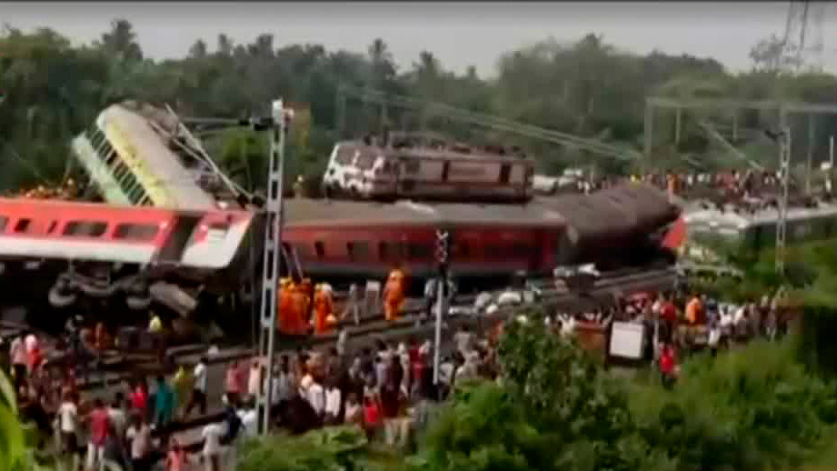 Aumenta la cifra de muertos y heridos por choque de trenes en India