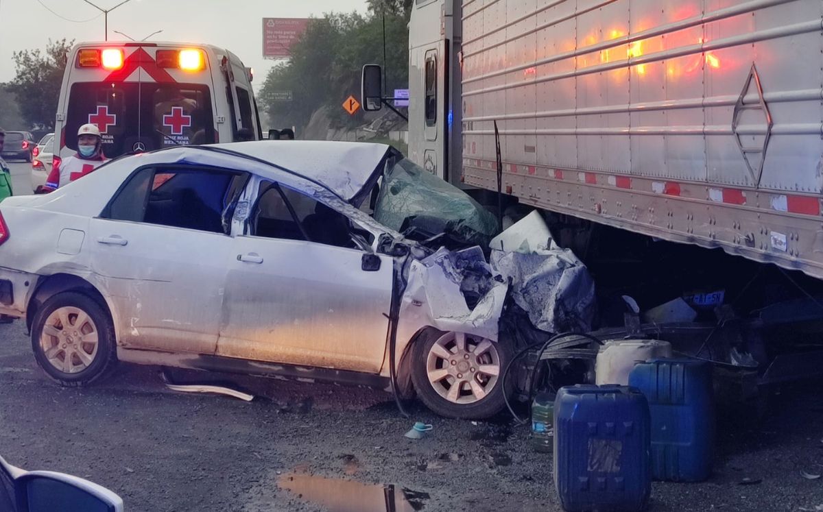 En el auto compacto circulaba una mujer de 21 años y su hermano adolescente de 14 años.