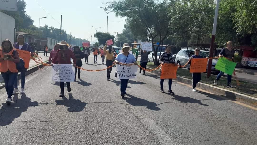 Bloqueo en carretera México-Teotihuacán; padres de familia denuncian daño estructural en escuela de Acolman. Juan Camacho