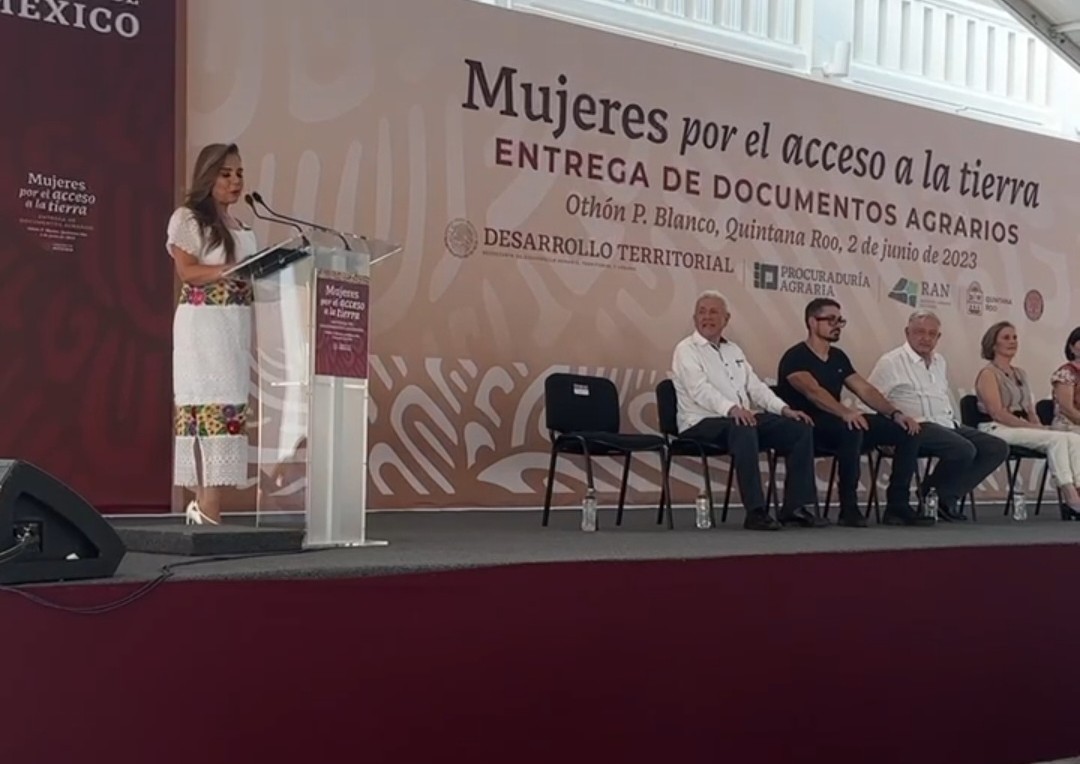 López Obrador y Mara Lezama entregan documentos agrarios a viudas de ejidatarios en Chetumal