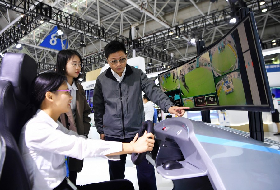 Un visitante intenta controlar a distancia un vehículo con tecnología 5G de King Long en la VI Cumbre Digital de China en Fuzhou, provincia de Fujian.