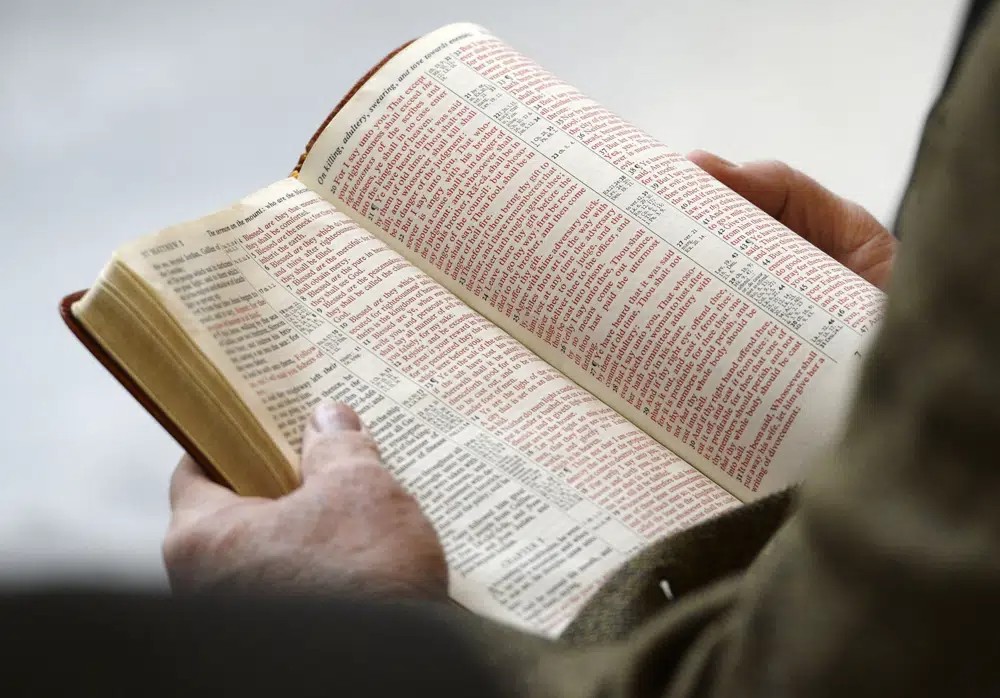Distrito de Utah prohíbe la Biblia en escuelas primarias y secundarias "debido a la vulgaridad o la violencia" | AP