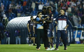 Espontáneos invaden la cancha al término de la final Atlante vs Tapatío (Imago7)
