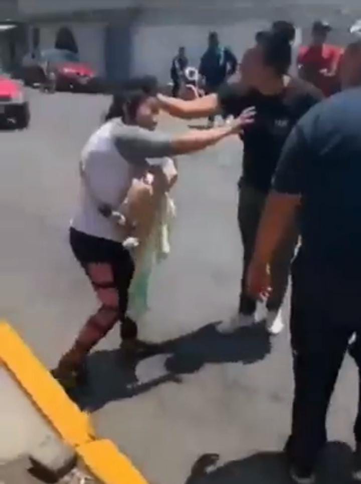 Golpean a mujer con bebé en brazos en Chalco