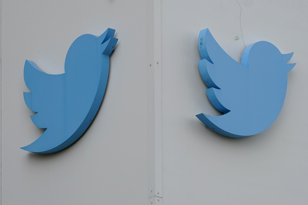 Logos de Twitter colgados fuera de la oficina de la empresa en San Francisco.
