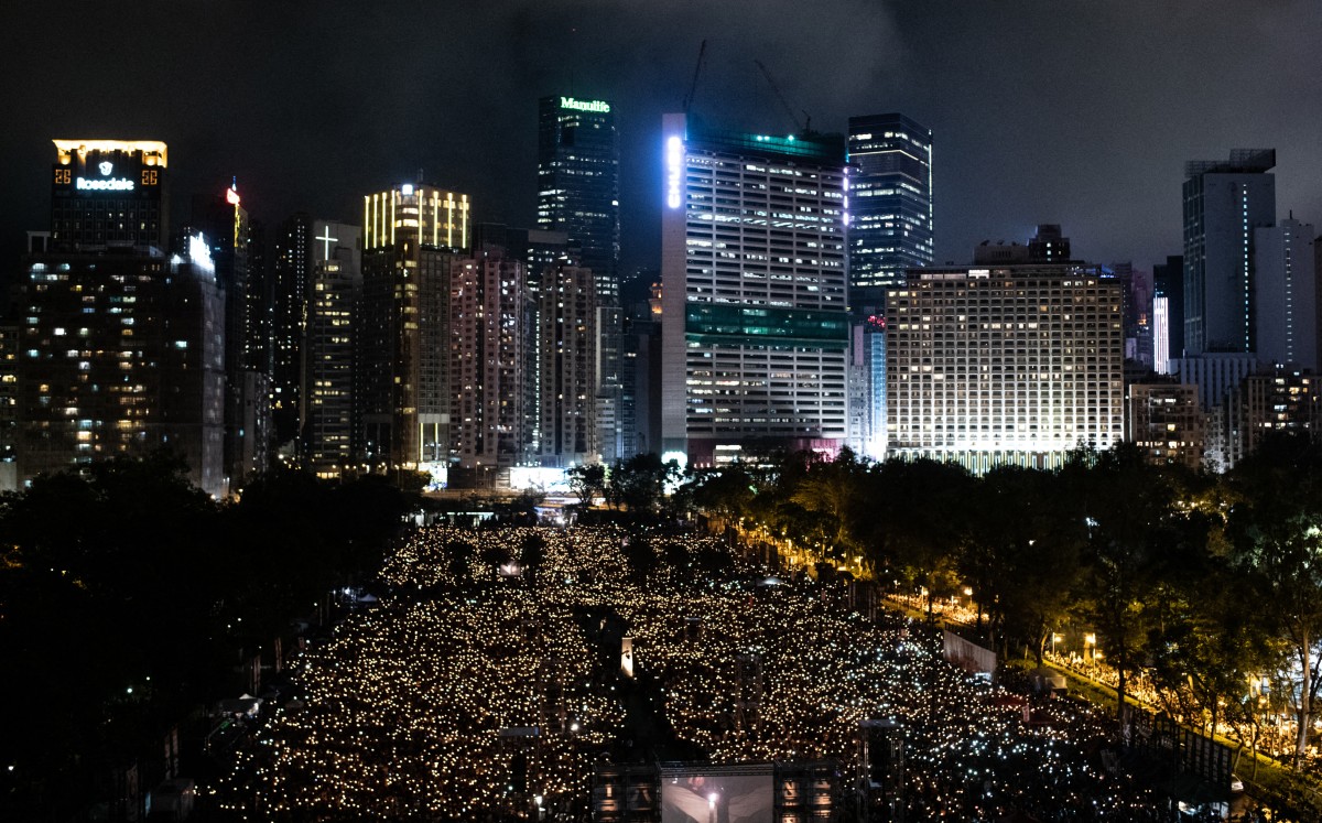En Hong Kong, detienen a figuras prodemocracia en aniversario de Tiananmen. (AFP)