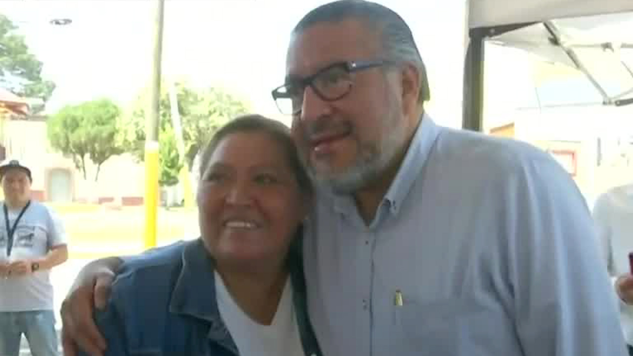 Horacio Duarte, coordinador de campaña de Delfina Gómez, vota en Texcoco