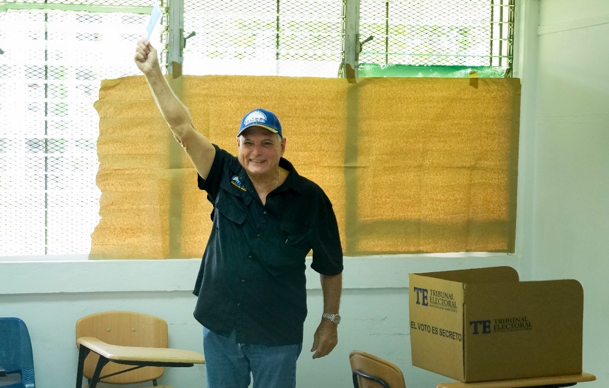 Ex presidente panameño Ricardo Martinelli en urnas electorales (AP)