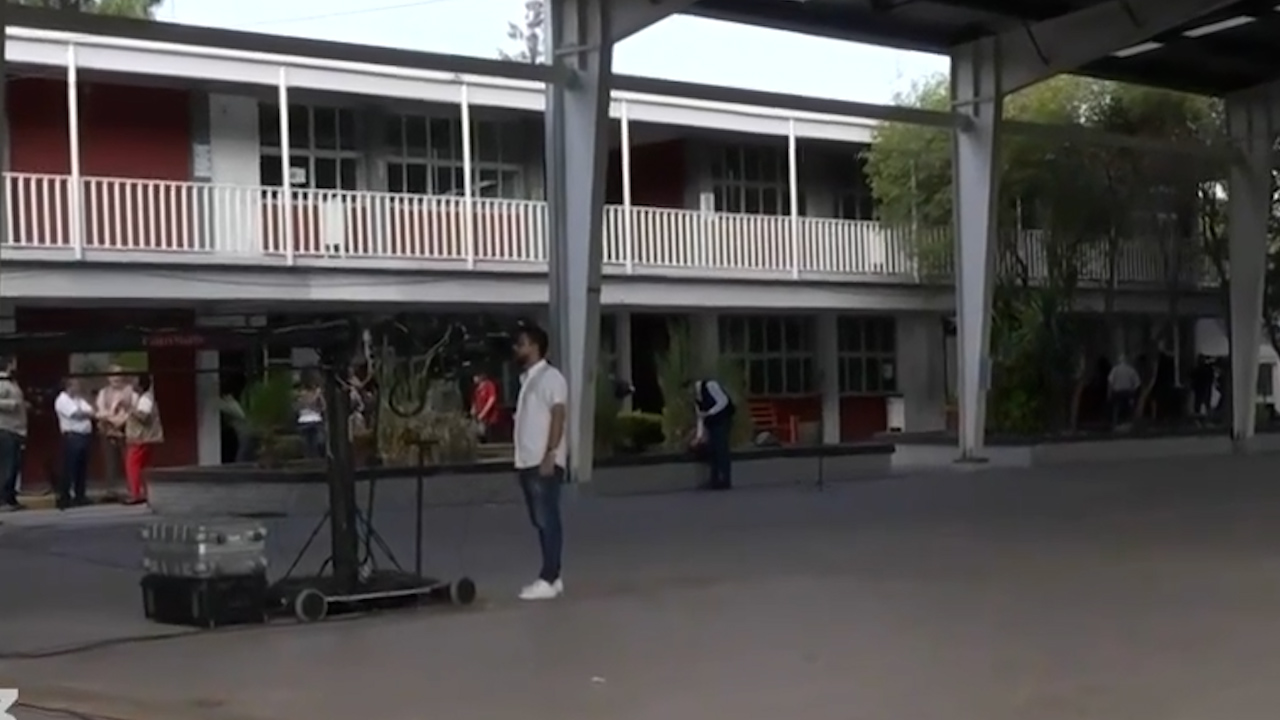En Saltillo, esperan votación de Armando Guadiana en una escuela secundaria