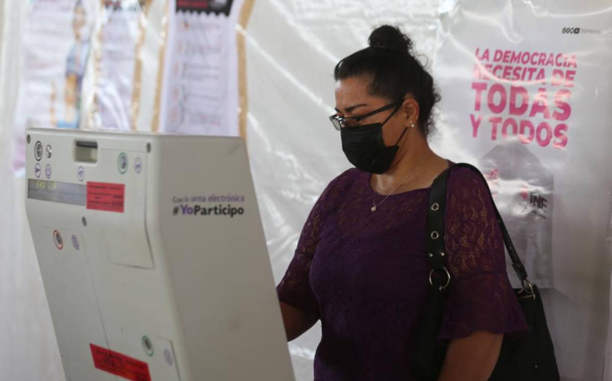 Primeros votos electrónicos en Cuatitlán Izcalli, Estado de México. Foto: (Jorge Carballo).