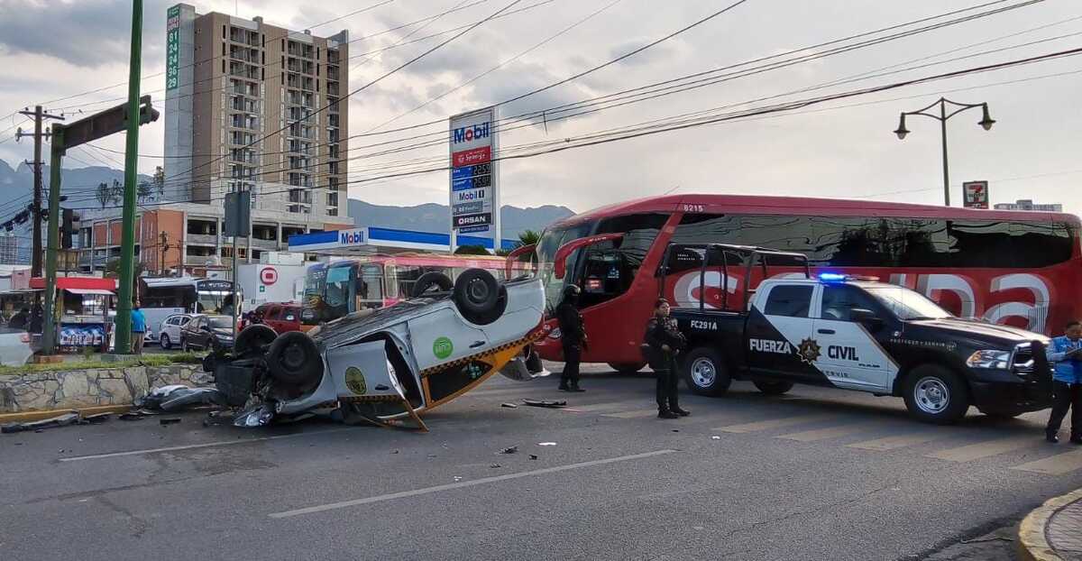 El aparatoso accidente se registró en la avenida Madero, en Monterrey. Foto: Leyda Estrada