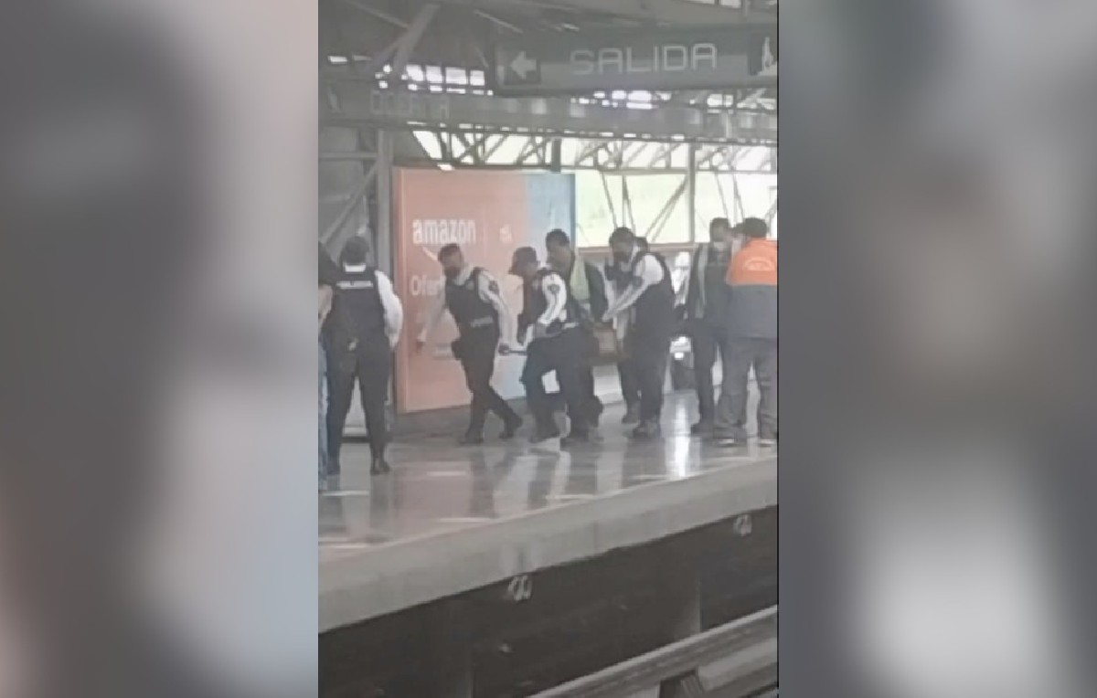 Autoridades retirando a trabajador del Metro en estación Oceanía (TikTok/MetroViral2.0)